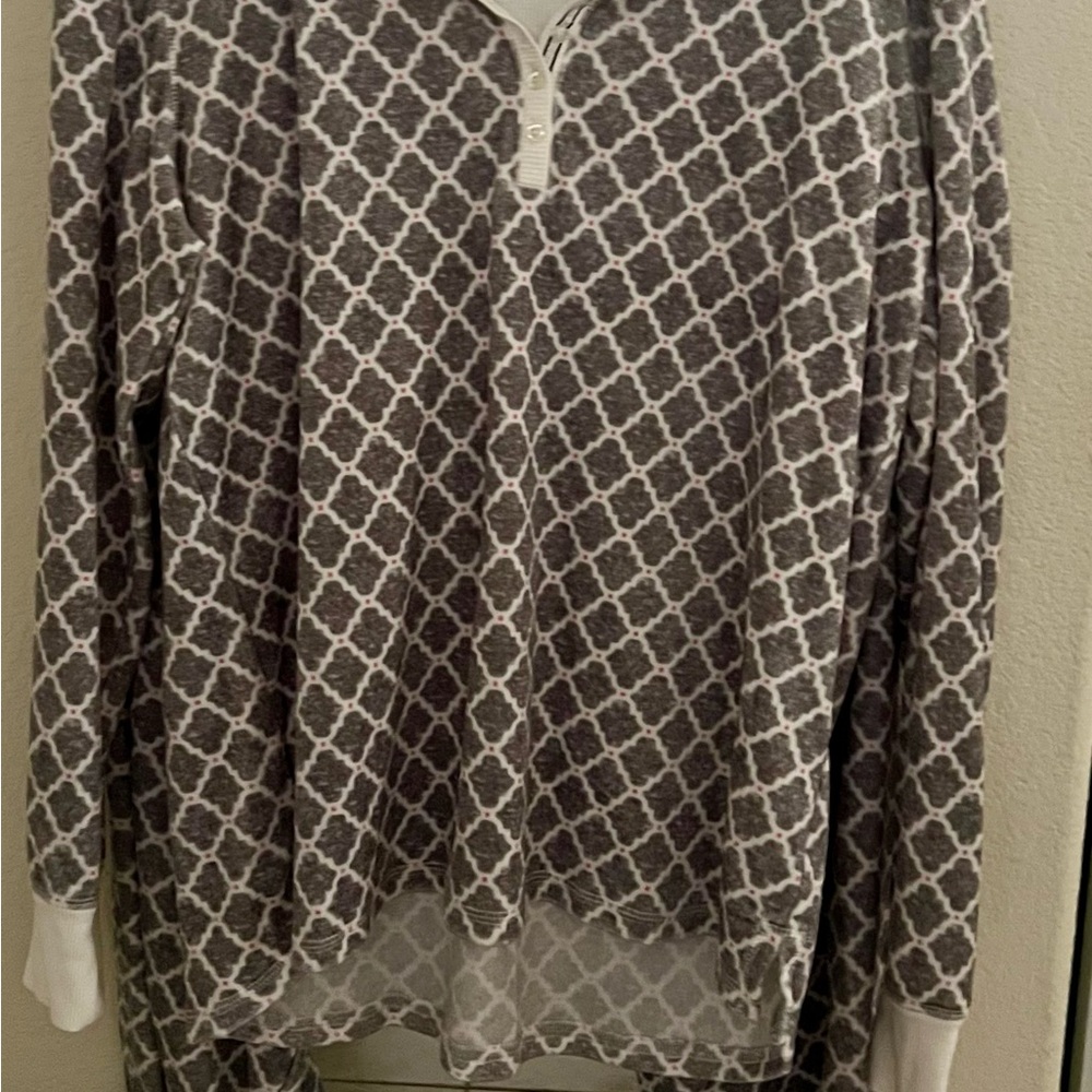 Gray and White Patterned Long Sleeve Top